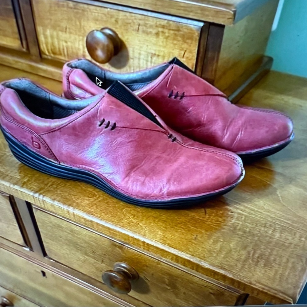 Bionica women’s Red Leather Casual Shoes slip on flats size 10